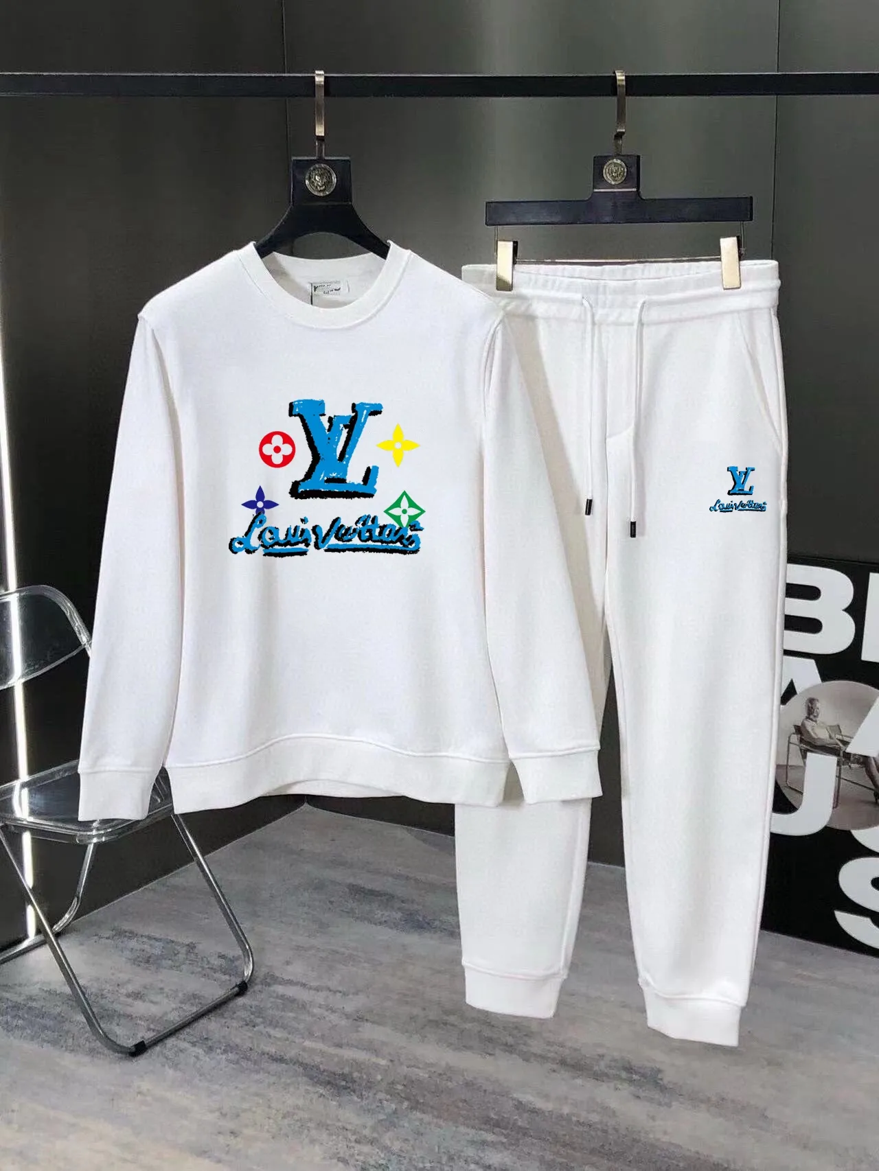 🅿️380 direct batch [LV Louis Vuitton] (Fat Man Gospel) hot-selling suit is coming. Focus on the original version of the official website. 2025 new hot-selling sweatshirt suit. The original order is the best. 🇭🇰The meticulous work of top designers. Just for a fitting and perfect upper body effect. 100% natural high-quality Roman cotton, close-fitting comfort, noble and elegant! Original hardware embodies elegance and nobility! Counter size: M-5XL (maximum wear up to 220 pounds)